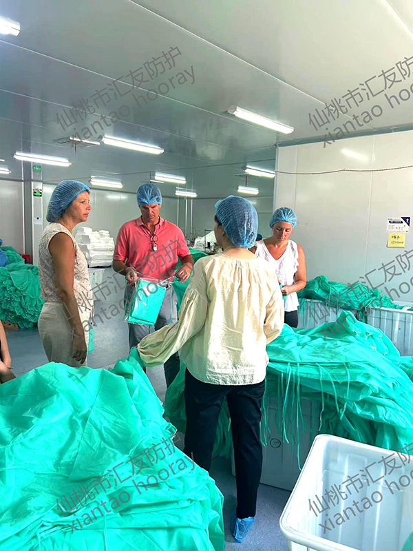 客户参观隔离衣车间.jpg